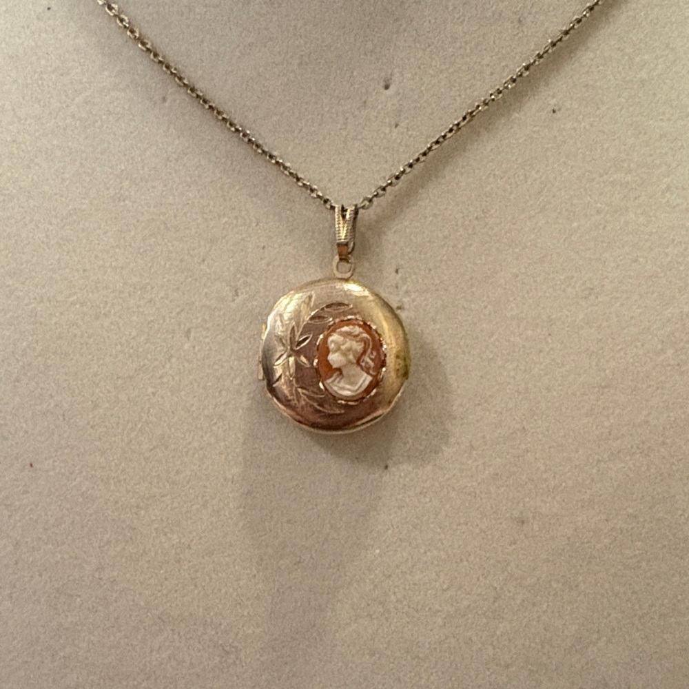 Elegant Gold Cameo Pendant Necklace